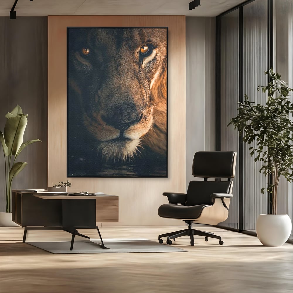 Tablou canvas cu tablou canvas cu prim-plan portret de leu, in rama de aluminiu negru, pe perete intr-un birou